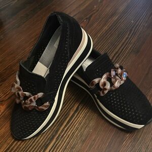 Worn once. Comfy and cute!